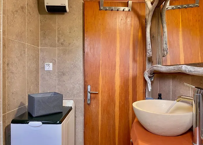 度假居 Steps From The *